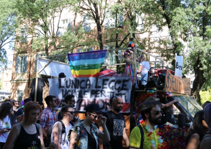 In 15.000 per Modena Pride, festa di colori e musica, ma il PD stona
