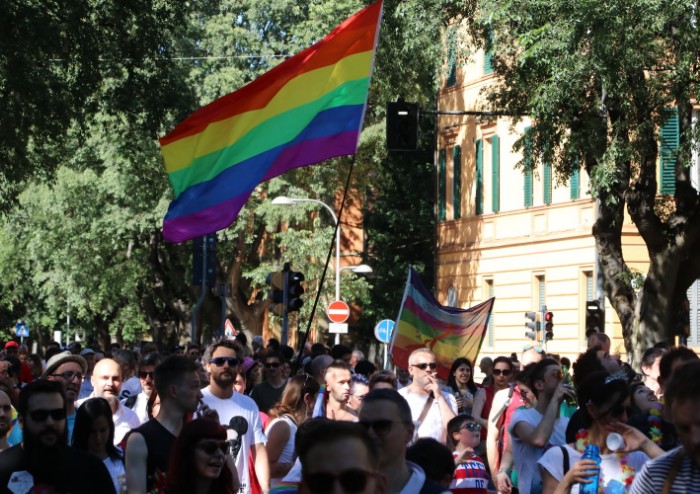 In 15.000 per Modena Pride, festa di colori e musica, ma il PD stona