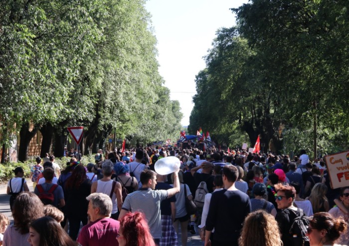 In 15.000 per Modena Pride, festa di colori e musica, ma il PD stona