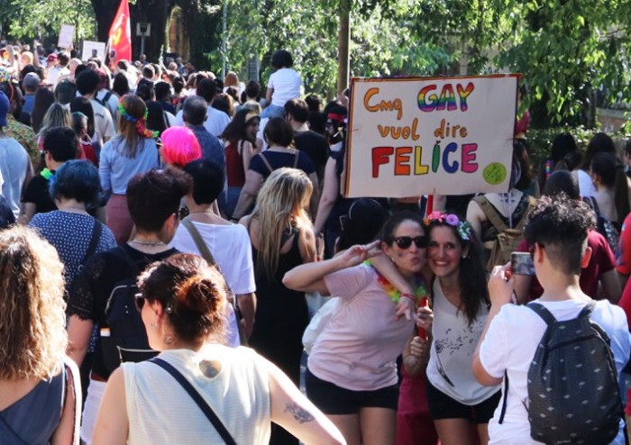 In 15.000 per Modena Pride, festa di colori e musica, ma il PD stona