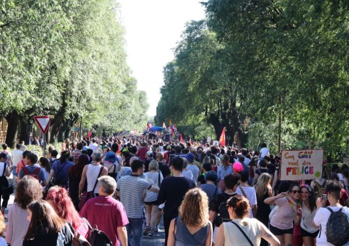 In 15.000 per Modena Pride, festa di colori e musica, ma il PD stona