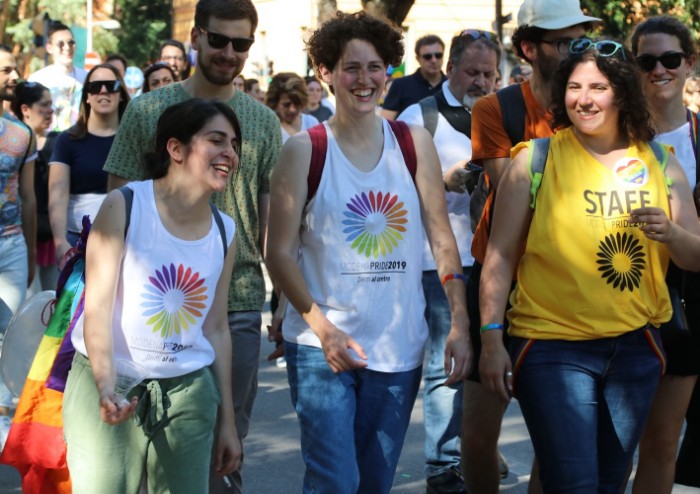 In 15.000 per Modena Pride, festa di colori e musica, ma il PD stona