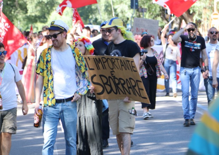 In 15.000 per Modena Pride, festa di colori e musica, ma il PD stona