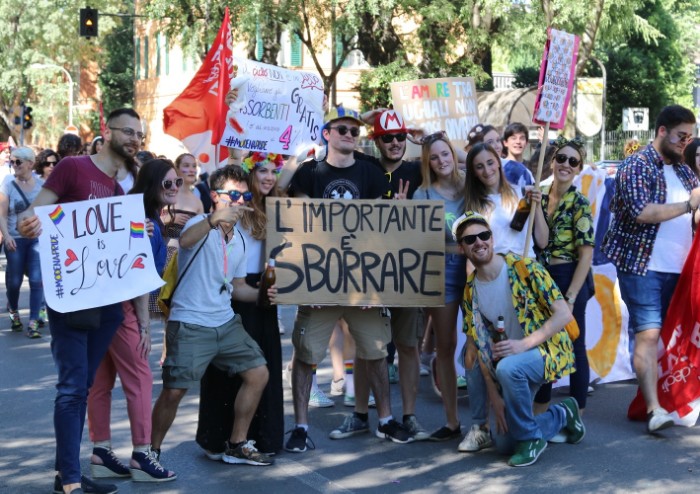 In 15.000 per Modena Pride, festa di colori e musica, ma il PD stona