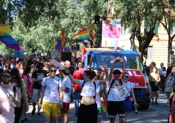 In 15.000 per Modena Pride, festa di colori e musica, ma il PD stona
