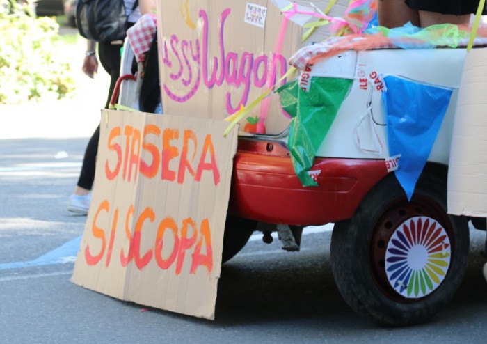 In 15.000 per Modena Pride, festa di colori e musica, ma il PD stona