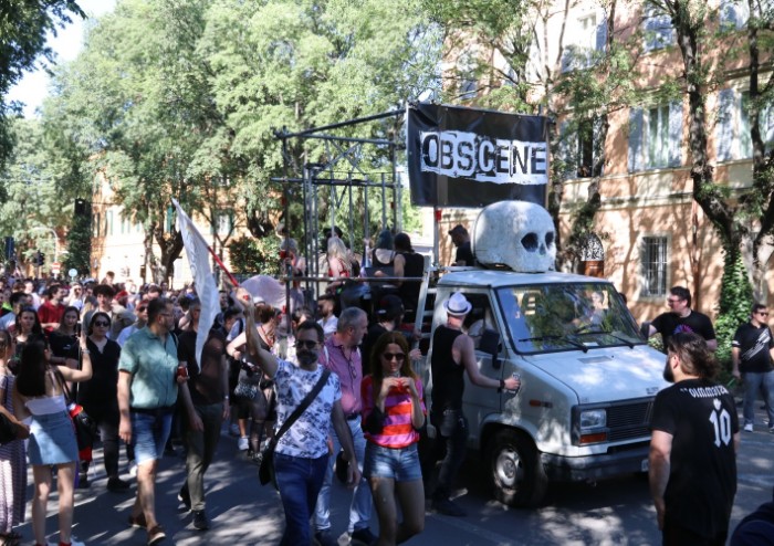 In 15.000 per Modena Pride, festa di colori e musica, ma il PD stona