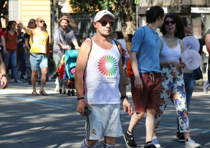 In 15.000 per Modena Pride, festa di colori e musica, ma il PD stona