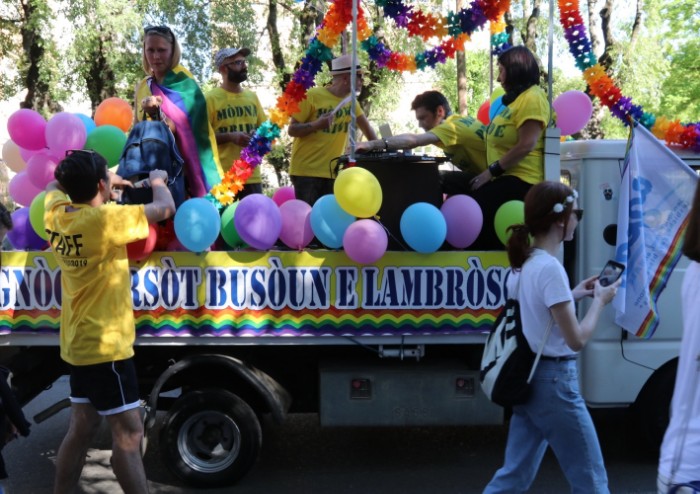 In 15.000 per Modena Pride, festa di colori e musica, ma il PD stona