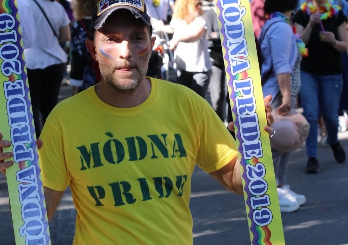In 15.000 per Modena Pride, festa di colori e musica, ma il PD stona