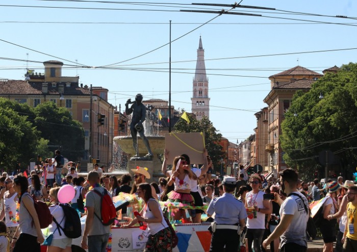 In 15.000 per Modena Pride, festa di colori e musica, ma il PD stona