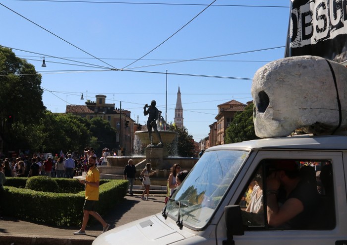 In 15.000 per Modena Pride, festa di colori e musica, ma il PD stona