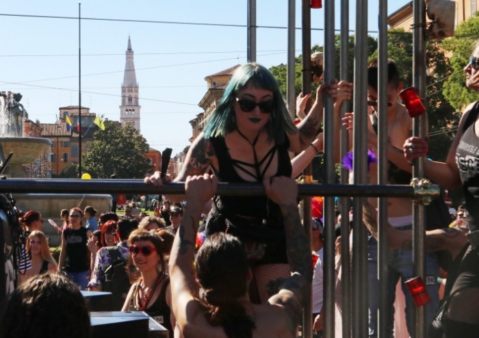 In 15.000 per Modena Pride, festa di colori e musica, ma il PD stona
