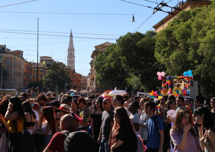 In 15.000 per Modena Pride, festa di colori e musica, ma il PD stona