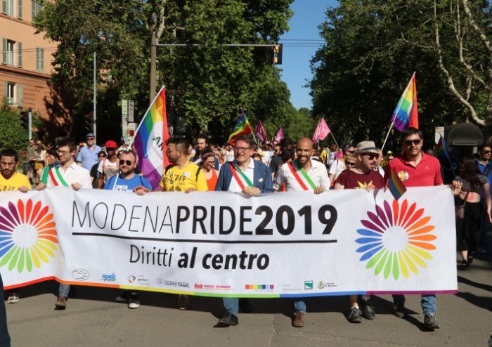 In 15.000 per Modena Pride, festa di colori e musica, ma il PD stona
