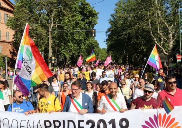 In 15.000 per Modena Pride, festa di colori e musica, ma il PD stona