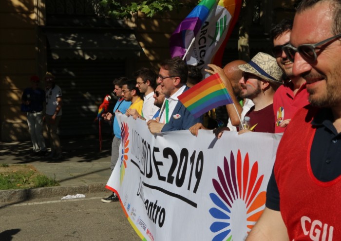In 15.000 per Modena Pride, festa di colori e musica, ma il PD stona