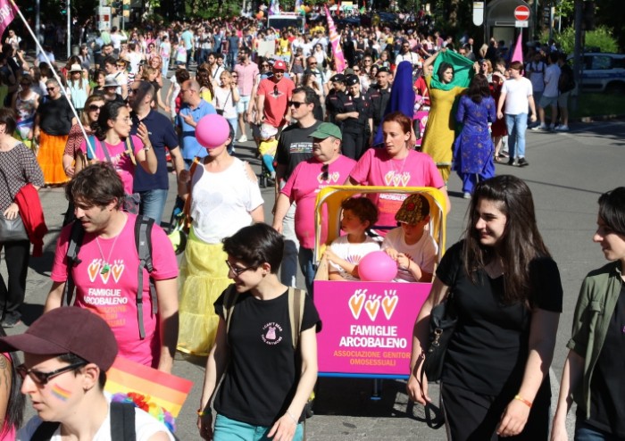 In 15.000 per Modena Pride, festa di colori e musica, ma il PD stona