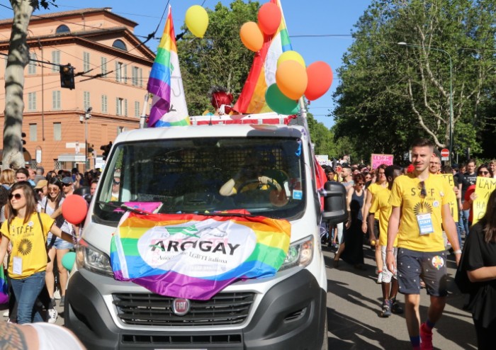 In 15.000 per Modena Pride, festa di colori e musica, ma il PD stona