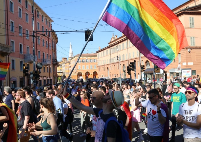 In 15.000 per Modena Pride, festa di colori e musica, ma il PD stona