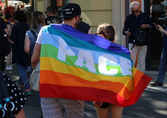 In 15.000 per Modena Pride, festa di colori e musica, ma il PD stona