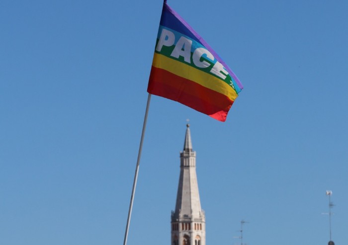 In 15.000 per Modena Pride, festa di colori e musica, ma il PD stona
