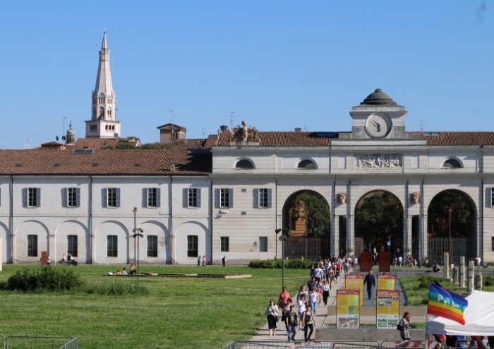 In 15.000 per Modena Pride, festa di colori e musica, ma il PD stona