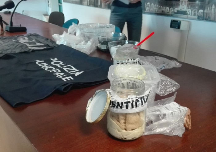 Padre e figlio spacciatori, con amici e rifugio all'R-Nord: sequestrati 4 kg di cocaina