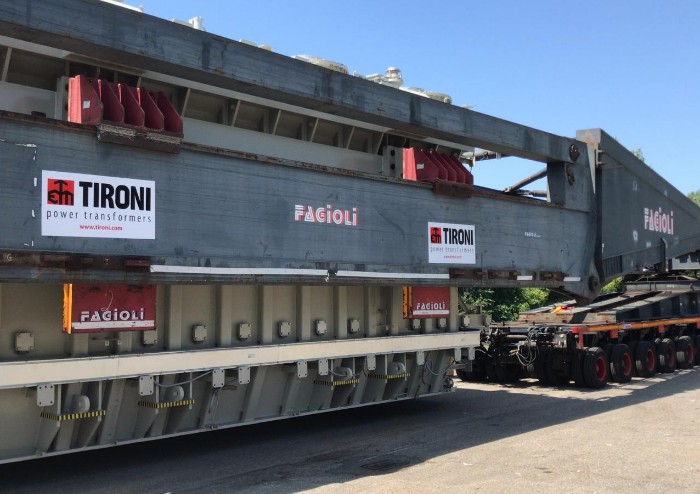 Ecco il mega trasformatore, tutto pronto per il trasporto eccezionale