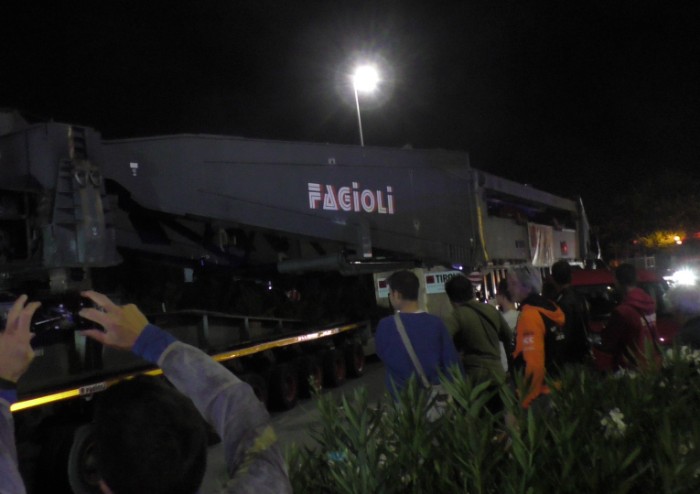Il gigante è passato, sfida seguita per 4 ore da migliaia di modenesi