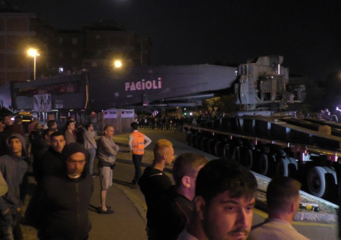 Il gigante è passato, sfida seguita per 4 ore da migliaia di modenesi