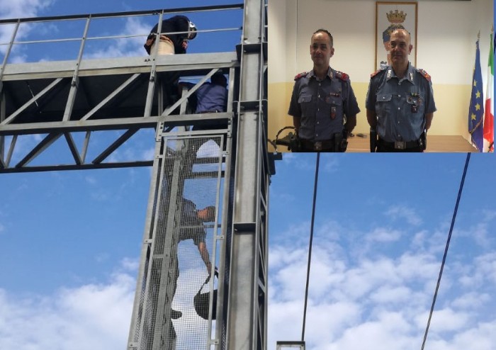 Carabinieri sul traliccio ferroviario salvano donna disperata