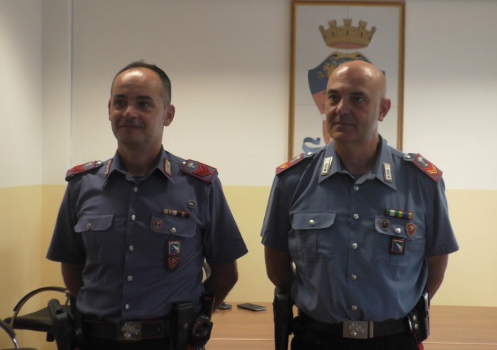 Carabinieri sul traliccio ferroviario salvano donna disperata