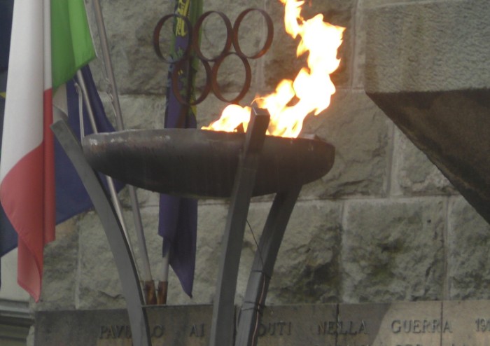 Acceso il tripode olimpico: il ministro Trenta inaugura i mondiali di volo a vela