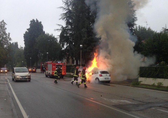 Fiorano, incidente tra tre auto: una Polo prende fuoco