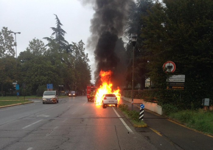 Fiorano, incidente tra tre auto: una Polo prende fuoco