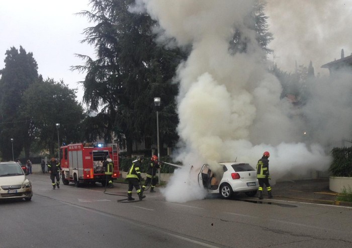 Fiorano, incidente tra tre auto: una Polo prende fuoco