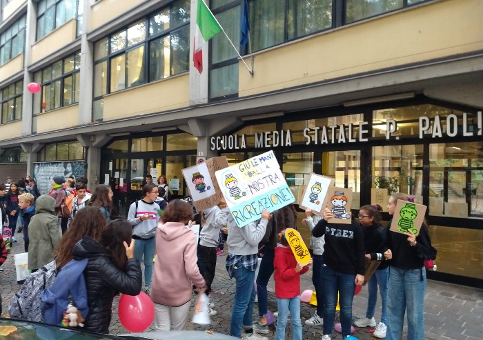 'Giù le mani dalla nostra ricreazione': flash mob alle Paoli