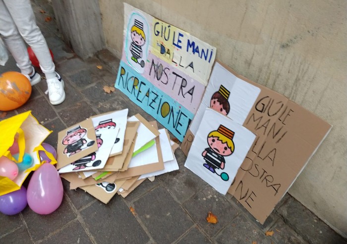'Giù le mani dalla nostra ricreazione': flash mob alle Paoli