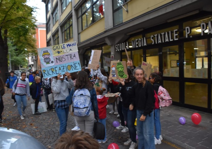 'Giù le mani dalla nostra ricreazione': flash mob alle Paoli