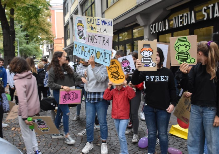 'Giù le mani dalla nostra ricreazione': flash mob alle Paoli