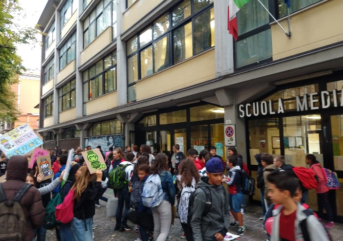 'Giù le mani dalla nostra ricreazione': flash mob alle Paoli
