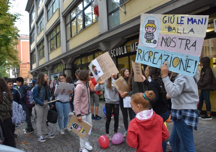'Giù le mani dalla nostra ricreazione': flash mob alle Paoli