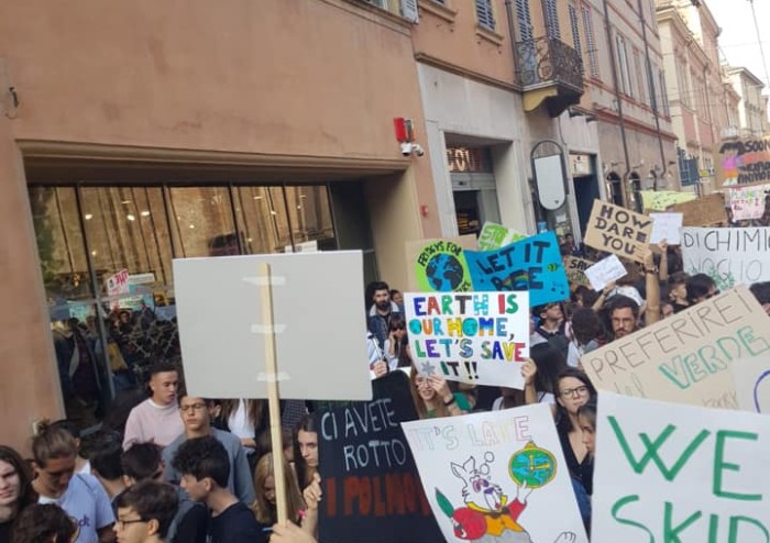 Friday for future, centro di Modena invaso da studenti