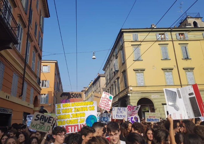 Friday for future, centro di Modena invaso da studenti