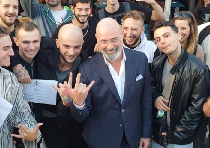 Da Rocky a rocker: ecco il Bonaccini 'giovane'