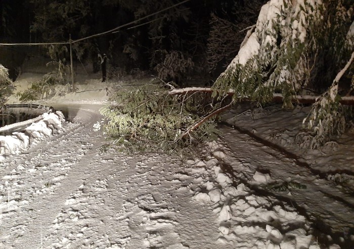 Maltempo, le strade rimaste chiuse e la neve in montagna
