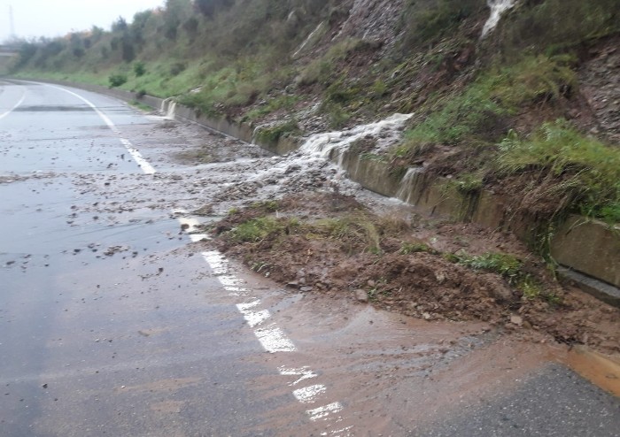 Maltempo, le strade rimaste chiuse e la neve in montagna