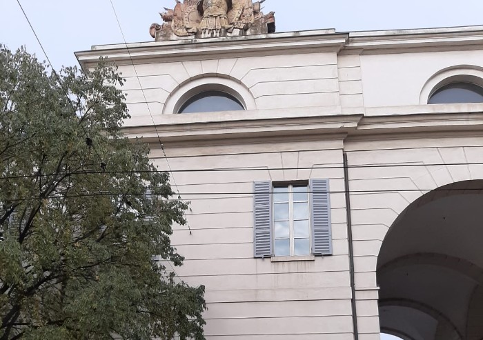 Via Berengario, crolla pezzo di statua dal tetto dell'Università