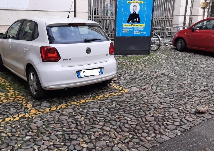 Via Berengario, crolla pezzo di statua dal tetto dell'Università